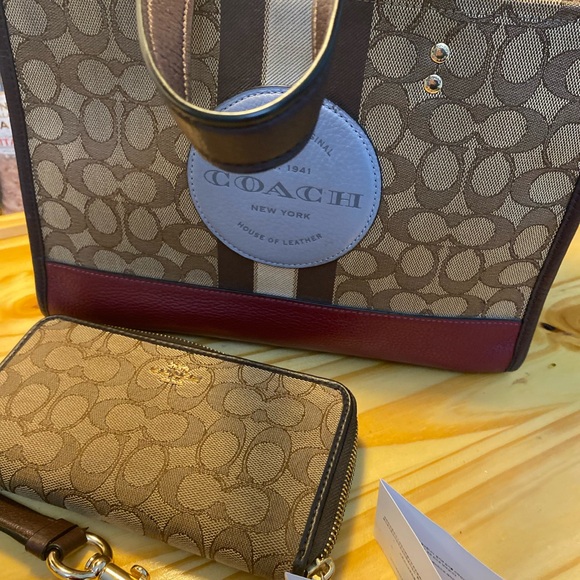 Coach Dempsey tote with wallet - Picture 13 of 16